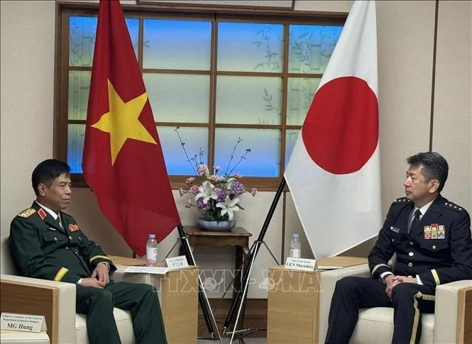 Sen. Lt. Gen. Nguyen Van Nghia, Deputy Chief of the General Staff of the Viet Nam People’s Army (L) and General Morishita Yasunori, Chief of Staff of the Ground Self-Defence Force of Japan. (Photo: VNA) 