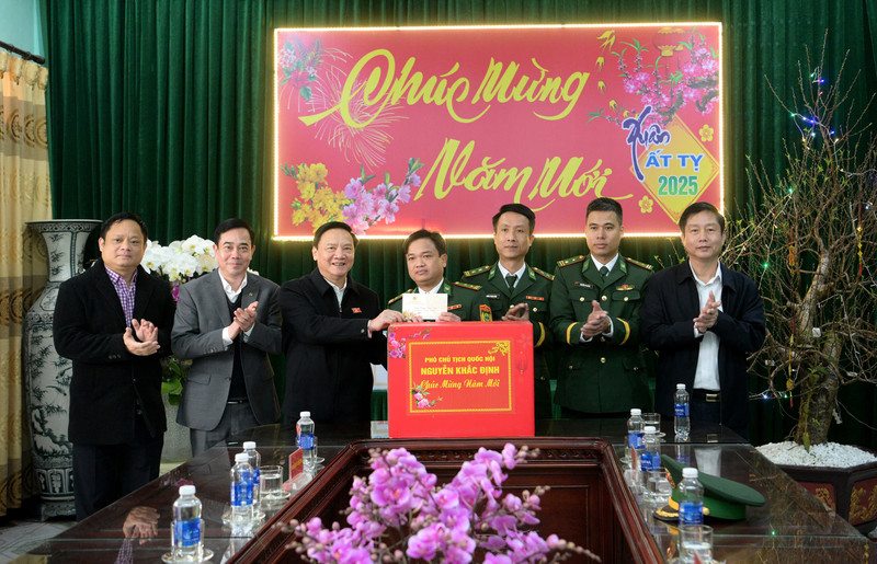NA Vice Chairman Nguyen Khac Dinh (third from left) presents Tet gifts to officers and soldiers of Diem Dien Port Border Post in Thai Thuy District, Thai Binh Province (Photo: quochoi.vn)