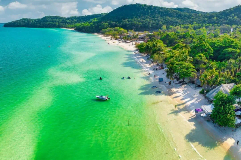 Phu Quoc steals the hearts of foreign visitors thanks to its palm-strewn coast, white-sand beaches, and affordable luxury resorts. (Photo: Travel Off Path)