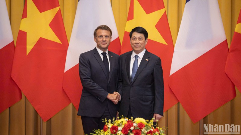 State President Luong Cuong (R) and French President Emmanuel Macron (Photo: NDO)