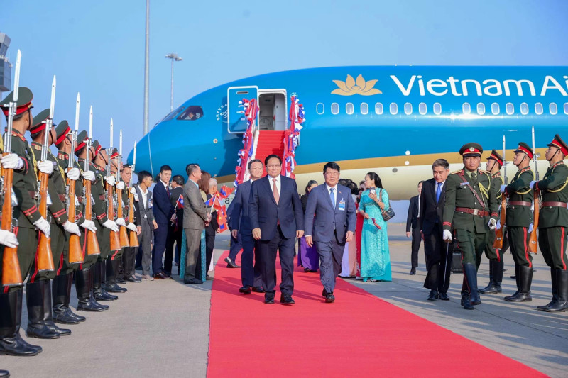 Prime Minister Pham Minh Chinh arrives at the Wattay International Airport in Vientiane on the morning of January 9 (Photo: VNA)