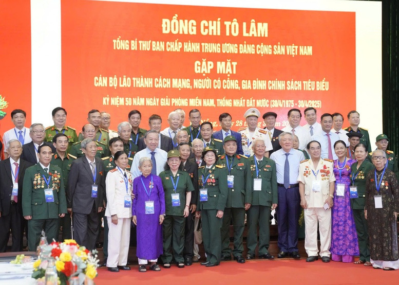 Party General Secretary To Lam and delegates at the meeting in Da Nang on March 28 (Photo: VGP)