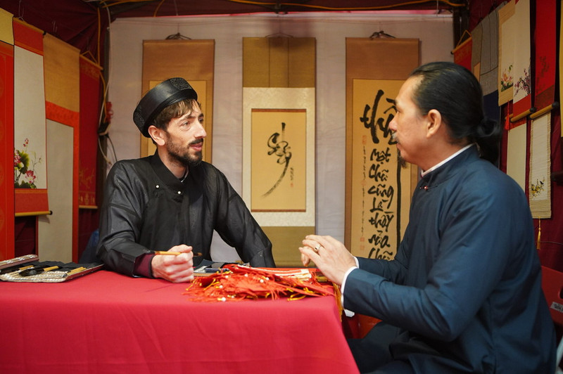  Jean Sébastien Grill (L) at the 2023 Spring Calligraphy Festival (Photo: VnExpress)