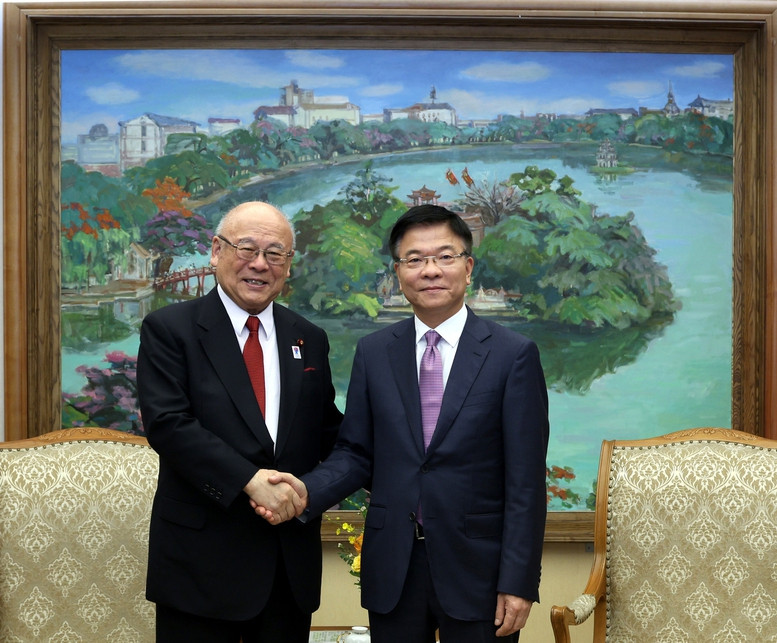 Deputy Prime Minister Le Thanh Long (R) receives Takebe Tsutomu, Special Advisor of the Japan-Vietnam Parliamentary Friendship Alliance (Photo: VGP)