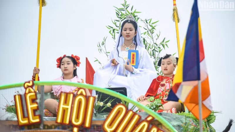 In 2000, the Vietnam National Administration of Tourism listed the festival as one of the 15 biggest national festivals.