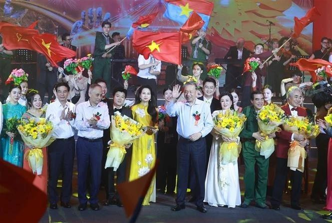 Party General Secretary To Lam, officials, and artists at the music show in Da Nang on March 28 (Photo: VNA)