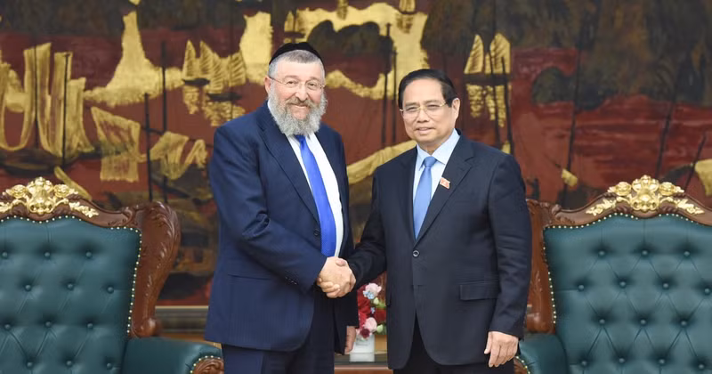 Prime Minsiter Pham Minh Chinh (R) and Israeli Minister of Labour Rabbi Yoav Ben Tzur 