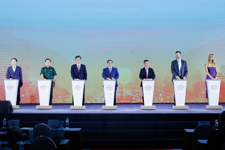 Prime Minister Pham Minh Chinh (middle) and delegates launch the Trump International Hung Yen project on May 21 with the ceremonial button-pressing. (Photo: VGP) 