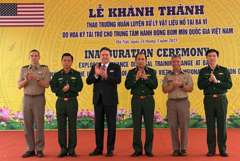 Delegates at the handover ceremony (Photo: US Embassy in Vietnam)