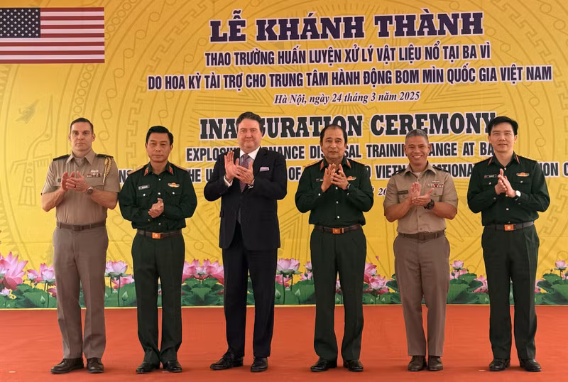 Delegates at the handover ceremony (Photo: US Embassy in Vietnam)