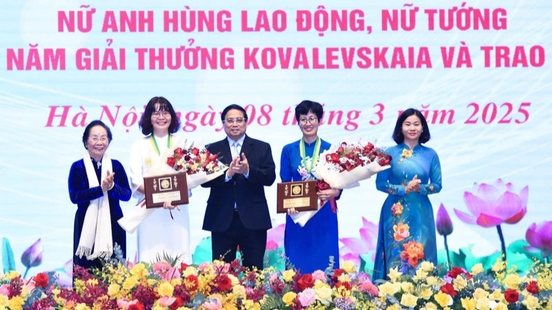 Prime Minister Pham Minh Chinh presents the 2024 Kovalevskaia Award to Associate Professors and Doctors Nguyen Minh Tan and Dang Thi My Dung at a ceremony in Ha Noi on March 8, 2025 (Photo: Tran Hai)