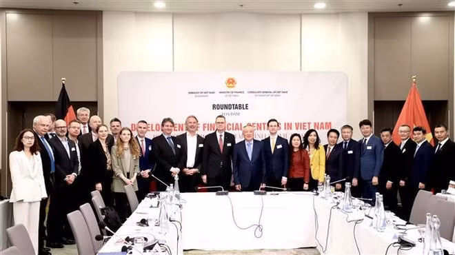 Deputy PM Nguyen Hoa Binh discusses financial centre development with ECB ảnh 2