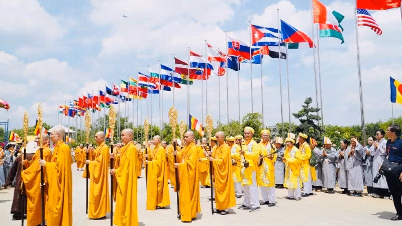 The ceremony to welcome the Buddha's sacred relics in Viet Nam. (Photo: THE ANH)