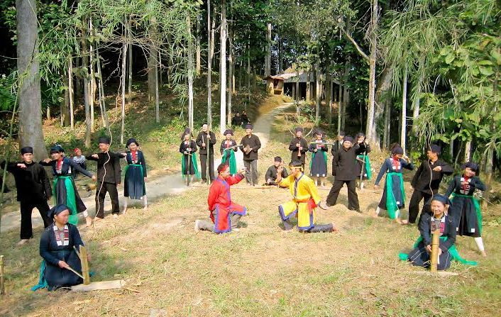 San Chay ethnic people join a Tac Xinh dance. (Photo: phuluong.thainguyen.gov.vn)