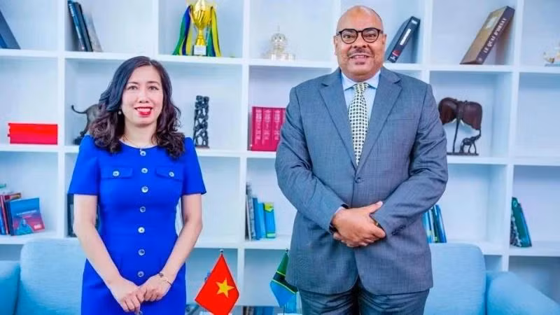Deputy Foreign Minister Le Thi Thu Hang and Tanzanian Foreign Minister Mahmoud Thabit Kombo (Photo: VNA)