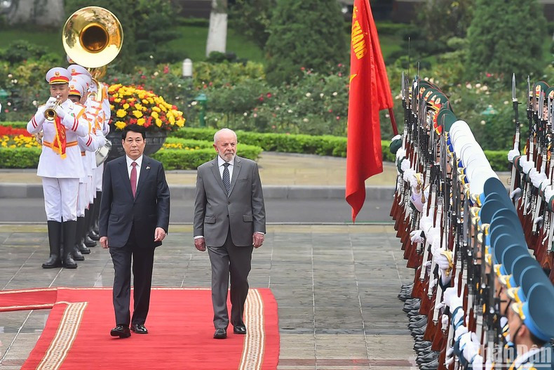 State President Luong Cuong (L) and Brazilian President Lula da Silva inspect the guards of honour (Photo: NDO)