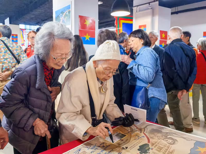 Talking to a France-based correspondent from Nhan Dan Newspaper, Thérèse Nguyen Van Ky (L) shared that the news of the great victory on April 30, 1975, brought her indescribable emotions and immense joy because the South was liberated and the country was reunified. The next day, she received many congratulations from French friends as the victory news spread to France.