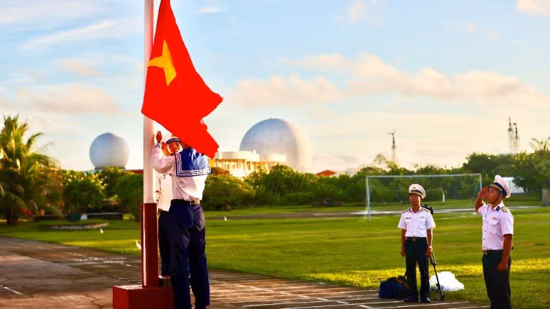 The flag-raising ceremony took place on Song Tu Tay Island, Truong Sa District, marking the beginning of the lunar New Year.