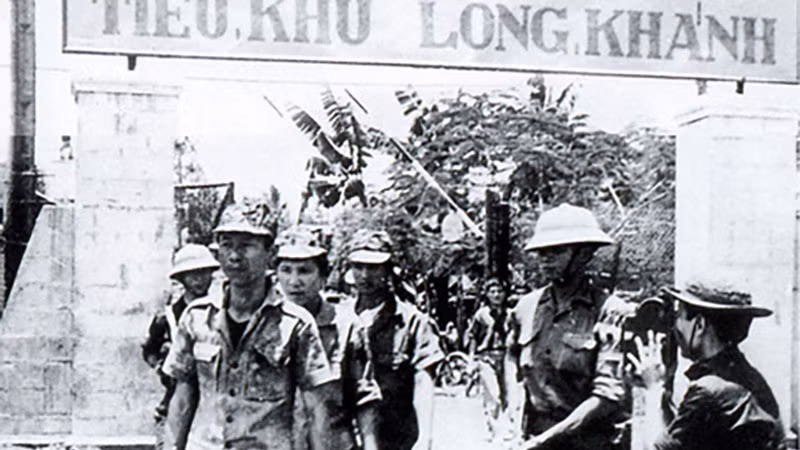 Taking over of Long Khanh (Photo: VNA)