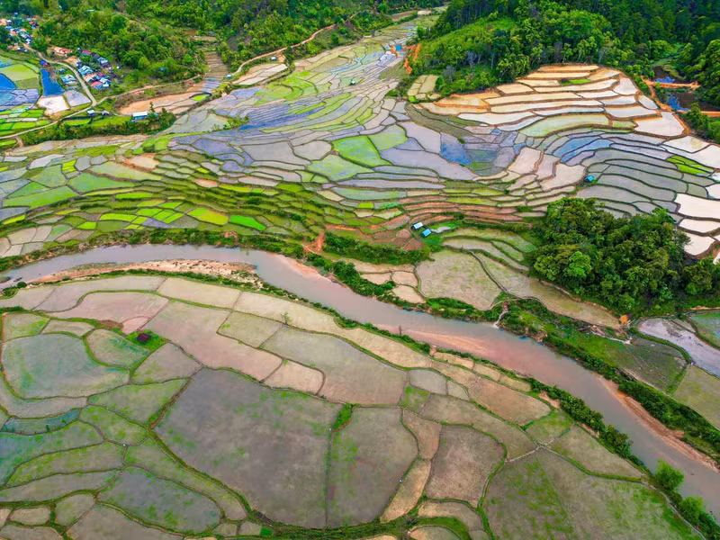 Nuoc Long Stream, winding through the terraced fields, provides water and fertile soil for farming (Photo: thesaigontimes.vn)