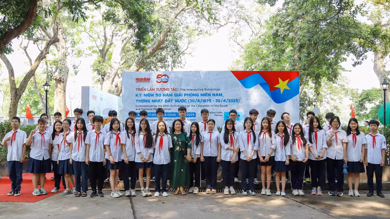  Nhan Dan Newspaper’s interactive exhibition draws strong interest from students