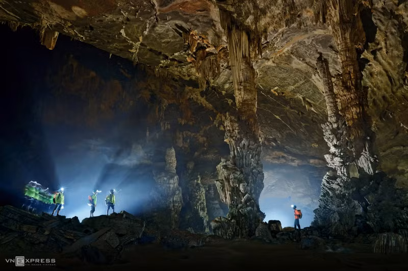 Tourists explore Tien Cave (Photo: VnExpress)