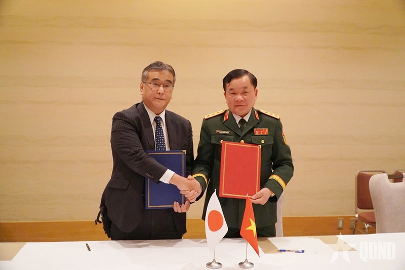 Sen. Lieut. Gen. Hoang Xuan Chien (R), member of the Party Central Committee, member of the Standing Board of the Central Military Commission, and Deputy Minister of National Defence of Vietnam, and Kano Koji, Japan’s Vice Minister of Defence, at the 11th Vietnam-Japan defence policy dialogue in Fukuoka on February 10 (Photo: qdnd.vn)