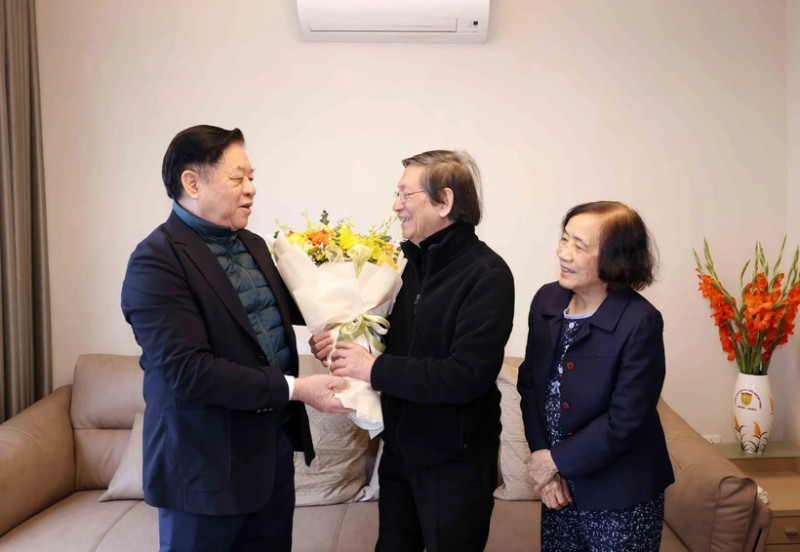 Politburo member Nguyen Trong Nghia (first from left) visits Professor, Doctor Pham Gia Khanh, former Director of the Military Medical Academy (Photo: VNA)