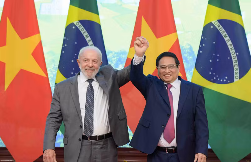 Prime Minister Pham Minh Chinh (right) and Brazilian President Luiz Inacio Lula da Silva at their meeting in Hanoi on March 28 (Photo: VNA)