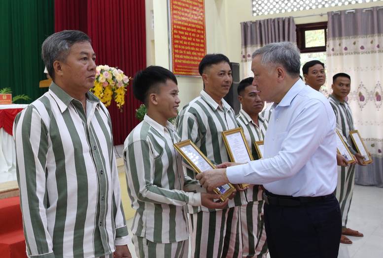 Permanent Deputy Prime Minister Nguyen Hoa Binh presents amnesty certificates to qualified prisoners formerly held at A2 Prison. (Photo: VGP)