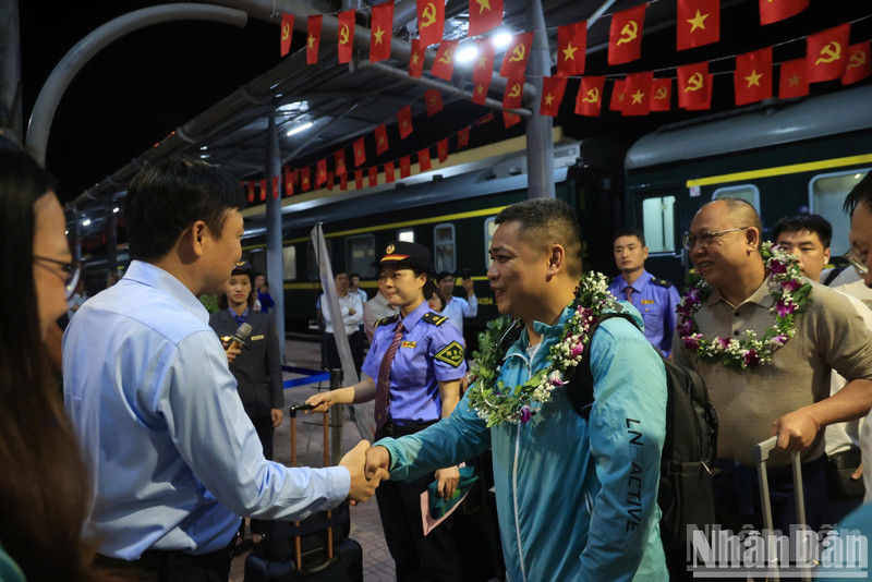 Leaders of Viet Nam Railways Corporation welcomed the first passengers of the Viet Nam-China train service at Dong Dang station. 