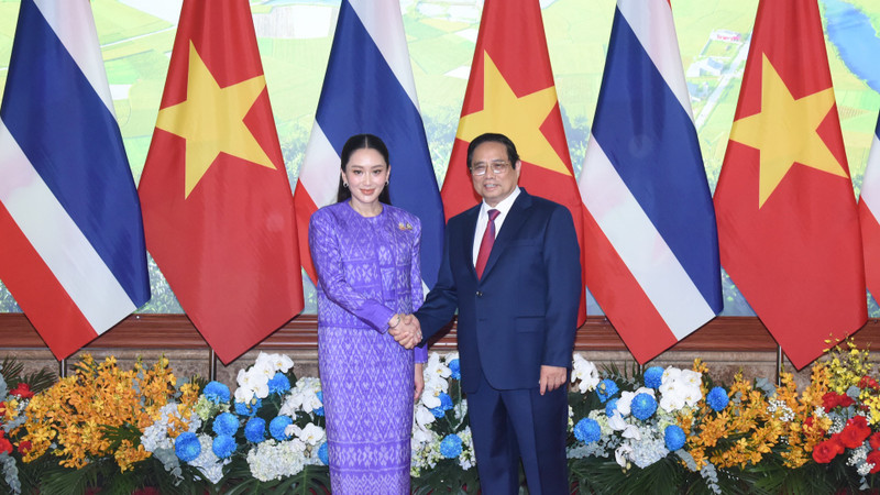 Prime Minister Pham Minh Chinh (R) receives Thai Prime Minister Paetongtarn Shinawatra in Ha Noi on May 16 (Photo: NDO/Tran Hai) 