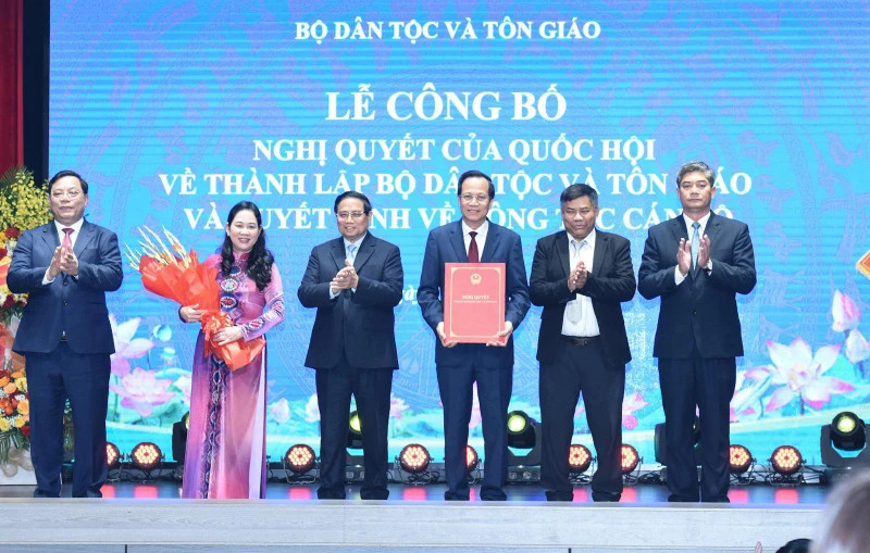 Prime Minister Pham Minh Chinh presents the appointment decisions to leaders of the Ministry of Ethnic and Religious Affairs. (Photo: NDO/Tran Hai)