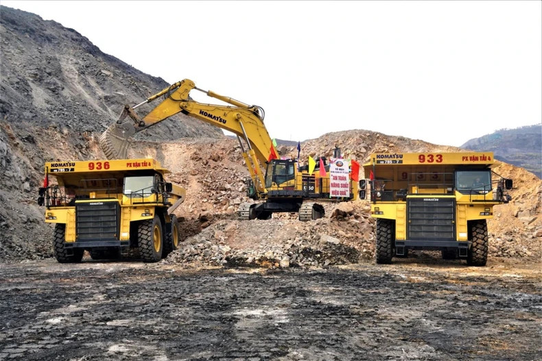 Bustling working atmosphere at the Deo Nai-Coc Sau coal mine on the first working day of new year 2025