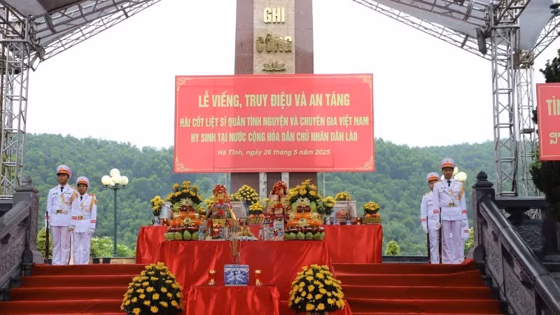 At the memorial service held in Ha Tinh Province for Vietnamese soldiers repatriated from Laos