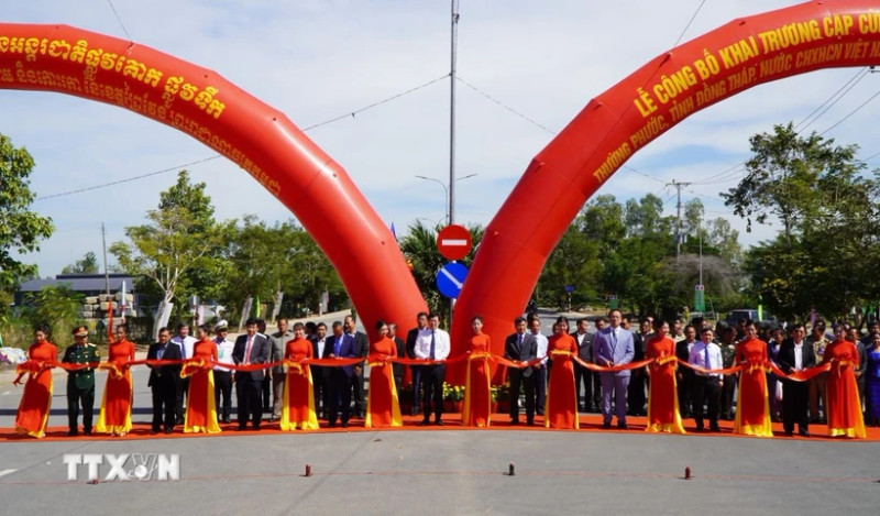 The Thuong Phuoc – Kaoh Roka international land and waterway border gate pair is inaugurated on January 17 (Photo: VNA)