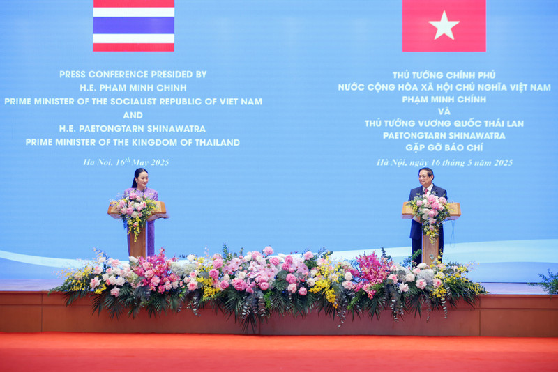 Prime Minister Pham Minh Chinh (right) and his Thai counterpart Paetongtarn Shinawatra announce the elevation of Viet Nam-Thailand relations to a comprehensive strategic partnership at a press conference in Ha Noi on May 16. (Photo: VGP) 