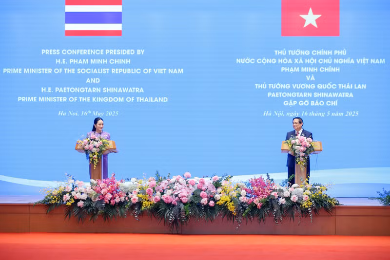 Prime Minister Pham Minh Chinh (right) and his Thai counterpart Paetongtarn Shinawatra announce the elevation of Viet Nam-Thailand relations to a comprehensive strategic partnership at a press conference in Ha Noi on May 16. (Photo: VGP) 