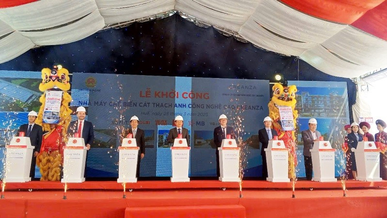 Delegates attend the ground-breaking ceremony of the quartz sand processing plant (Photo: NDO)