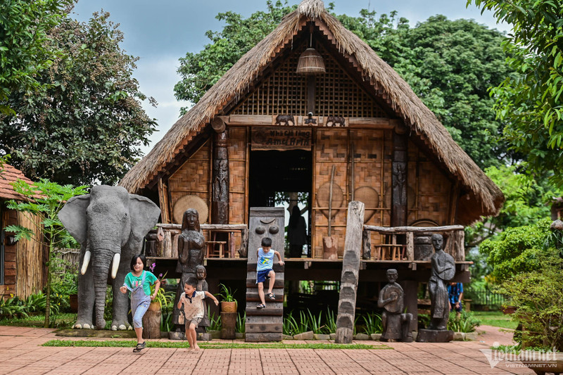 Ako Dhong Village is a must-visit destination for tourists who want to explore the authentic culture of the Ede ethnic group (Photo: vietnamnet.vn)