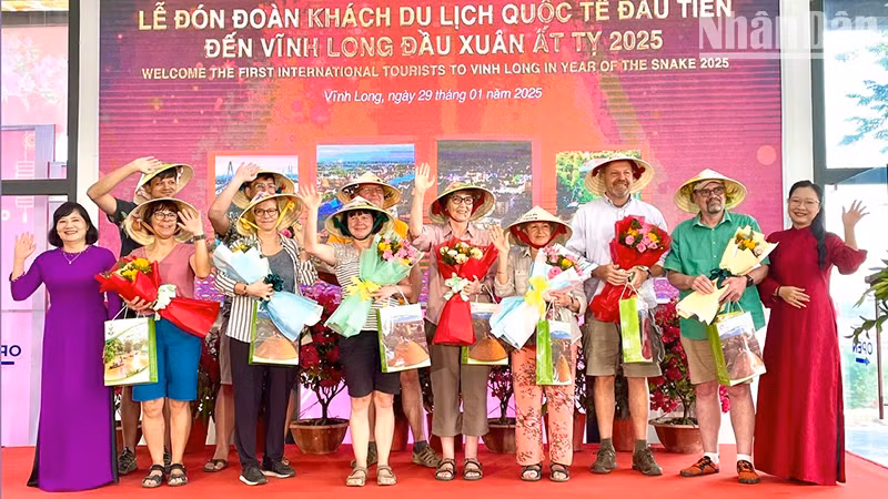  Vinh Long Province held a ceremony on January 29 to welcome its first international tourists in the Year of the Snake.