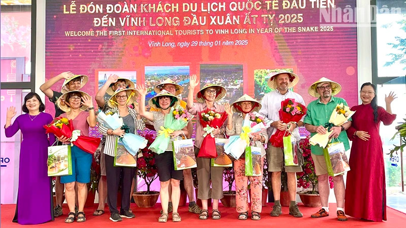  Vinh Long Province held a ceremony on January 29 to welcome its first international tourists in the Year of the Snake.