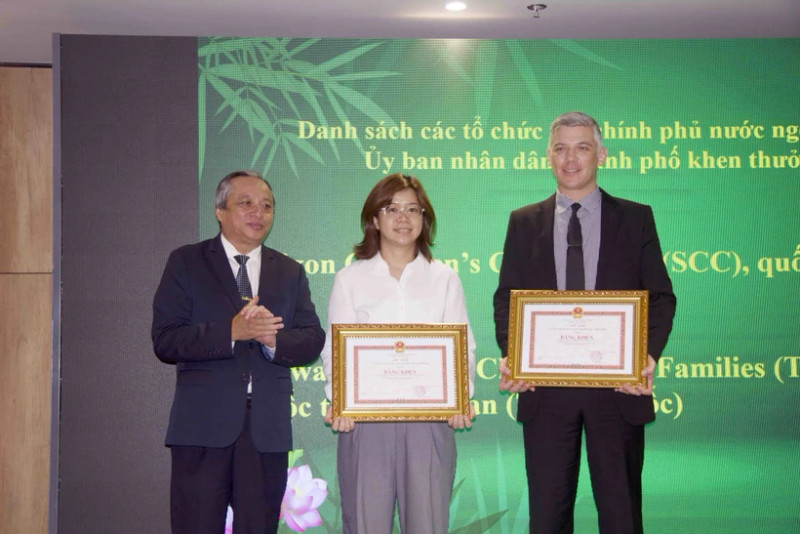 Representatives from international NGOs were honored at the event. (Photo: VNA)