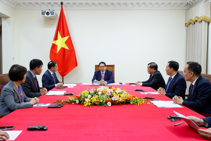 Prime Minister Pham Minh Chinh holds phone talks with his Malaysian counterpart Anwar Ibrahim on April 6. (Photo: VGP)
