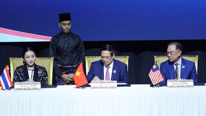 Prime Minister Pham Minh Chinh (centre) signs the Kuala Lumpur Declaration on May 26 (Photo: VNA)