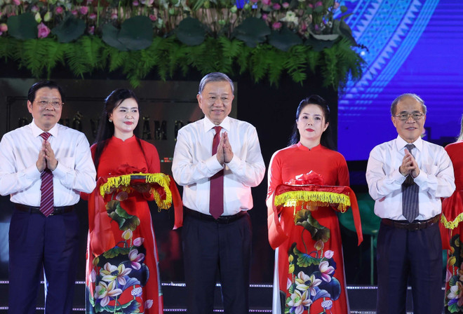 Party General Secretary To Lam (centre) and other delegates cut the ribbon to inaugurate the statue “Uncle Ho visits the hometown” on May 15 (Photo: VNA) 