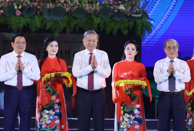 Party General Secretary To Lam (centre) and other delegates cut the ribbon to inaugurate the statue “Uncle Ho visits the hometown” on May 15 (Photo: VNA) 