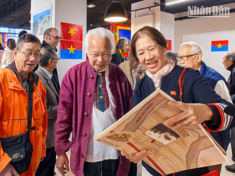 Holding the special supplement celebrating the country’s grand anniversary, many elderly overseas Vietnamese could not hide their emotions as they recalled their passionate activities in the patriotic movement in France back then: marching in protests, spreading information, organising rallies against the war, and calling on French friends to support peace for Viet Nam.