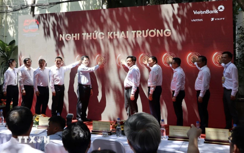 Delegates launch the Press Centre of the 50th anniversary of the Liberation of the South and National Reunification (April 30, 1975-2025) celebrations (Photo: VNA)