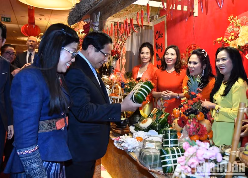 Prime Minister Pham Minh Chinh and his spouse visits a Tet booth of the Vietnamese community at the event (Photo: NDO)